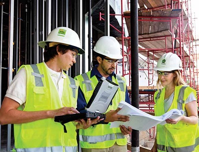 Teams consult onsite and update construction project ratings in real time. © Kimberly Davis. Construction site courtesy of The Beck Group.